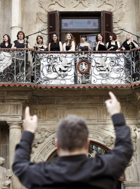 Cientos de pamploneses acudieron a la plaza del Ayuntamiento a disfrutar de un concierto de ópera desde la Casa Consistorial.