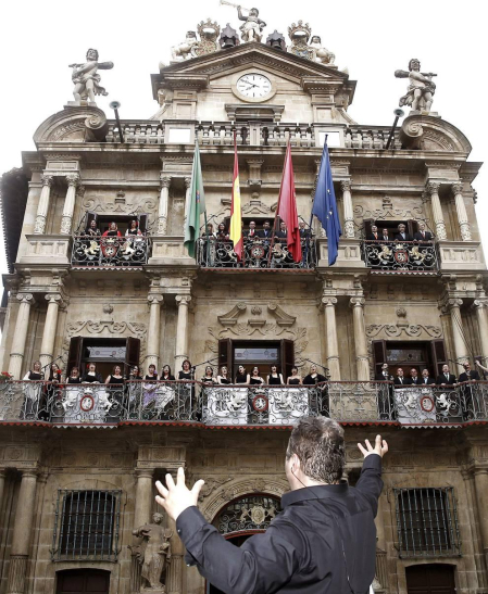 Cientos de pamploneses acudieron a la plaza del Ayuntamiento a disfrutar de un concierto de ópera desde la Casa Consistorial.