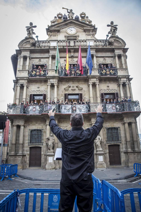 Cientos de pamploneses acudieron a la plaza del Ayuntamiento a disfrutar de un concierto de ópera desde la Casa Consistorial.