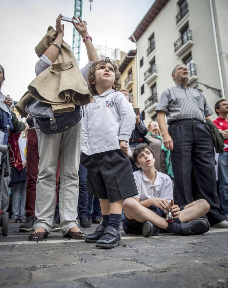 Cientos de pamploneses acudieron a la plaza del Ayuntamiento a disfrutar de un concierto de ópera desde la Casa Consistorial.