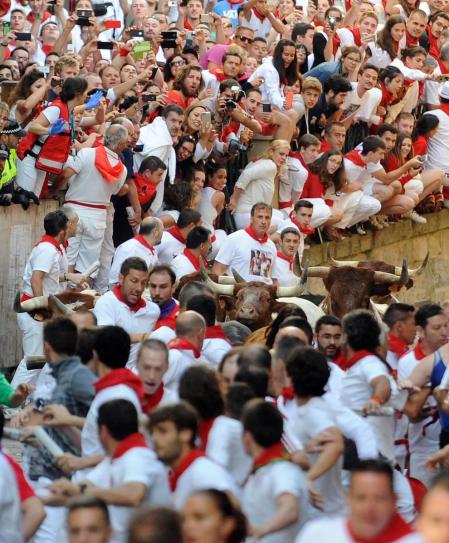 Varios 'cebadas' sueltos siembran el pánico y dejan cinco corneados