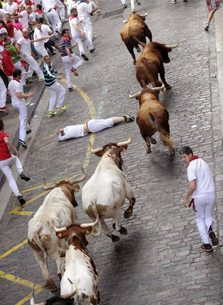 Un encierro masivo y sin cornadas en el domingo de Sanfermines