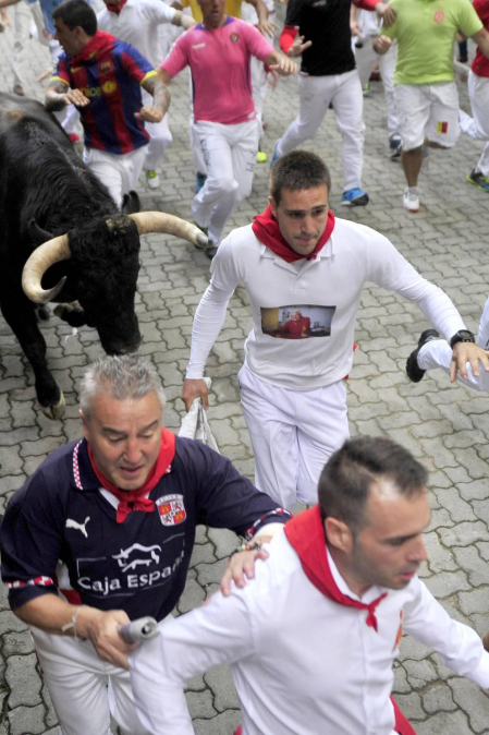 Un encierro masivo y sin cornadas en el domingo de Sanfermines