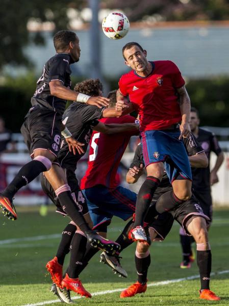 El primer partido de la pretemporada rojilla finalizó con una derrota por 2-0 ante los franceses en Hendaya