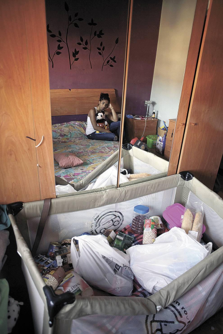 Reportaje de familias que viven en Navarra en las conocidas como habitaciones-patera.
