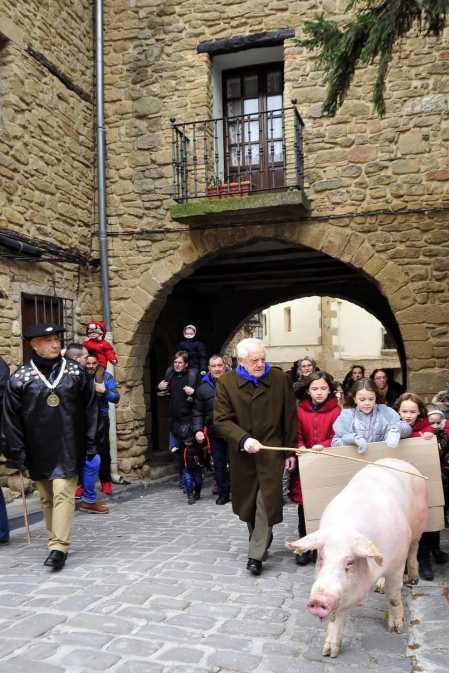 Ayer se celebró en Artajona la 199 Rifa del Cuto en honor a San Antón, una fiesta centenaria que repartió 10 cerdos.