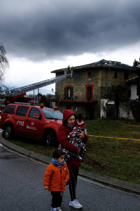 Una vivienda resultó afectada por las llamas.