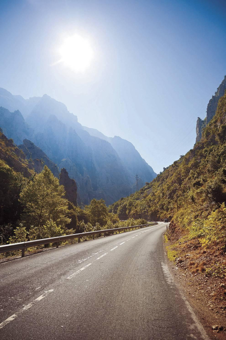 Son los diez trazados más espectaculares del mundo, diez carreteras para los amantes del motor y también del turismo. Curvas cerradas, cadenas montañosas, afilados desfiladeros, puentes entre pequeñas islas. Todas son un regalo de sensaciones y belleza