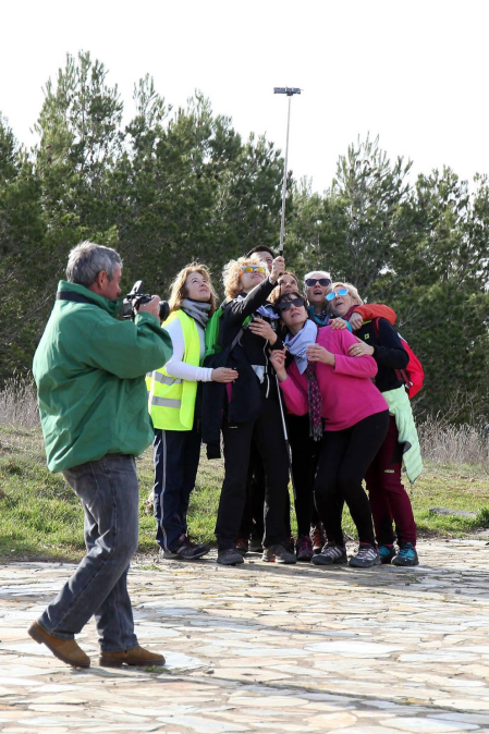 Javierada. Los peregrinos de la Ribera almuerzan en el yugo y atraviesan las Bardenas, camino de Javier