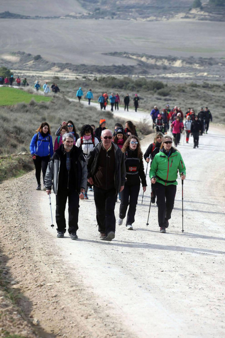 Javierada. Los peregrinos de la Ribera almuerzan en el yugo y atraviesan las Bardenas, camino de Javier