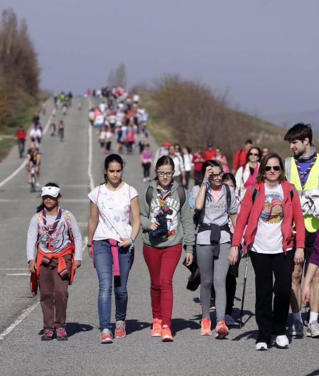 Los peregrinos caminaron hacia Javier con sol y buenas temperaturas