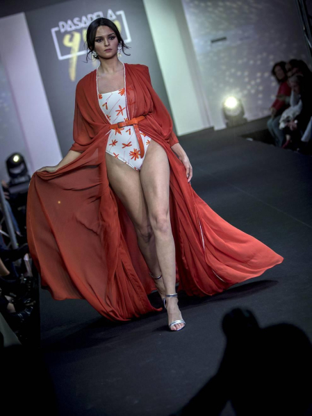Imágenes de la primera edición de la Pasarela 948 celebrada en el Hotel Tres Reyes de Pamplona. Sobre la alfombra roja se pudieron ver hasta seis desfiles de diferentes diseñadores naciones y locales.