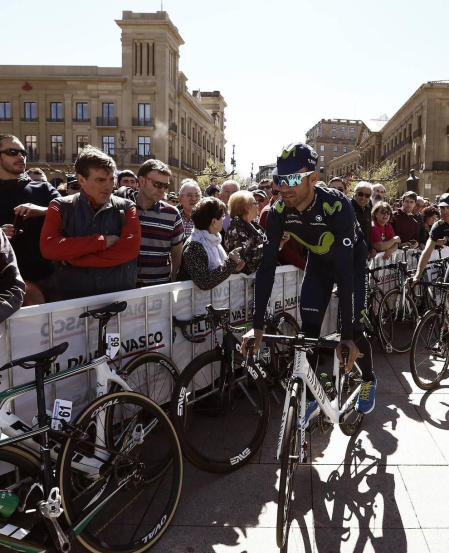 Imágenes de la salida de la Vuelta al País Vasco en Pamplona