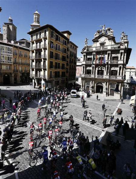 Imágenes de la salida de la Vuelta al País Vasco en Pamplona