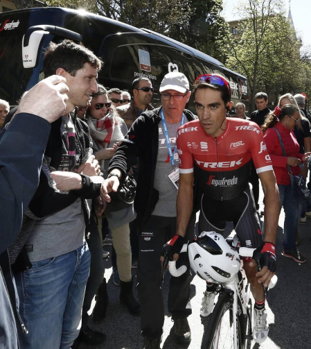 Imágenes de la salida de la Vuelta al País Vasco en Pamplona