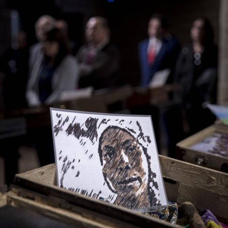 Una exposición en Condestable muestra las maletas de once refugiados