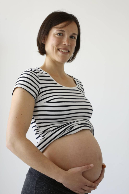 Siete mujeres reflexionan sobre su experiencia de madres con una vida alimentada en su vientre. Las expectativas del cambio que intuyen con carácter inminente les anima a celebrar con antelación su estado de felicidad.