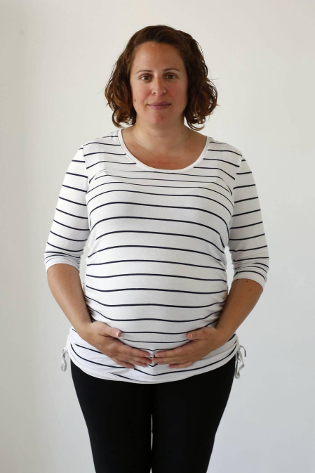 Siete mujeres reflexionan sobre su experiencia de madres con una vida alimentada en su vientre. Las expectativas del cambio que intuyen con carácter inminente les anima a celebrar con antelación su estado de felicidad.