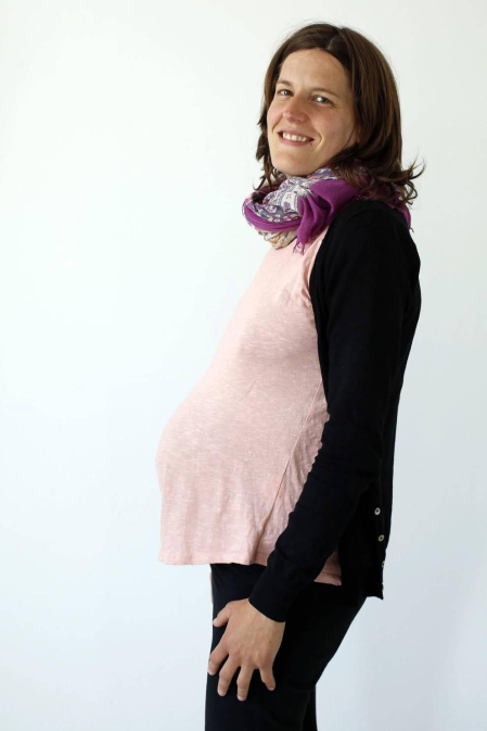 Siete mujeres reflexionan sobre su experiencia de madres con una vida alimentada en su vientre. Las expectativas del cambio que intuyen con carácter inminente les anima a celebrar con antelación su estado de felicidad.