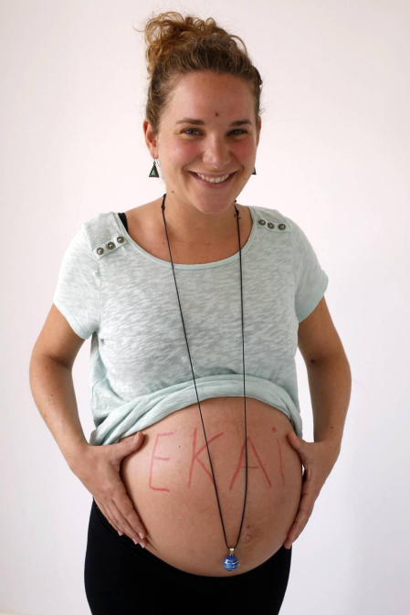 Siete mujeres reflexionan sobre su experiencia de madres con una vida alimentada en su vientre. Las expectativas del cambio que intuyen con carácter inminente les anima a celebrar con antelación su estado de felicidad.