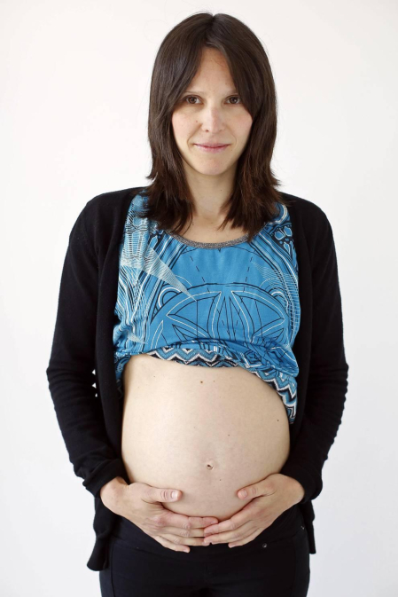 Siete mujeres reflexionan sobre su experiencia de madres con una vida alimentada en su vientre. Las expectativas del cambio que intuyen con carácter inminente les anima a celebrar con antelación su estado de felicidad.