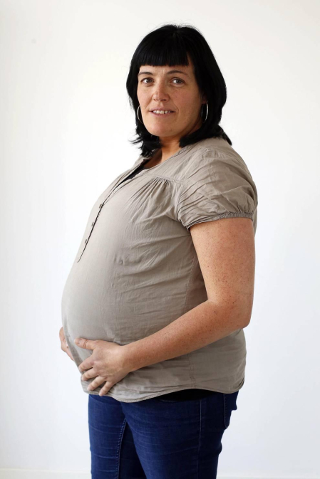 Siete mujeres reflexionan sobre su experiencia de madres con una vida alimentada en su vientre. Las expectativas del cambio que intuyen con carácter inminente les anima a celebrar con antelación su estado de felicidad.