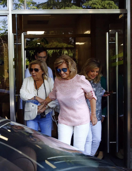 Imágenes de la salida de la periodista María Teresa Campos tras ocho días hospitalizada por un ictus.