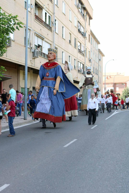 Imágenes del Paloteado del barrio de Lourdes, gigantes, hinchables y concierto.