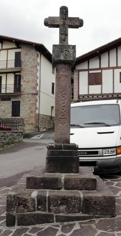 La localidad de Cinco Villas/Bortziriak esconde tras su belleza de postal una historia sorprendente y rica que va de la gestación de Euskaltzaindia al hogar del abuelo de José María Aznar. Lo material e inmaterial se dan la mano en este recorrido con Patxiku Elizagoien.