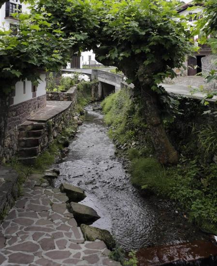 La localidad de Cinco Villas/Bortziriak esconde tras su belleza de postal una historia sorprendente y rica que va de la gestación de Euskaltzaindia al hogar del abuelo de José María Aznar. Lo material e inmaterial se dan la mano en este recorrido con Patxiku Elizagoien.