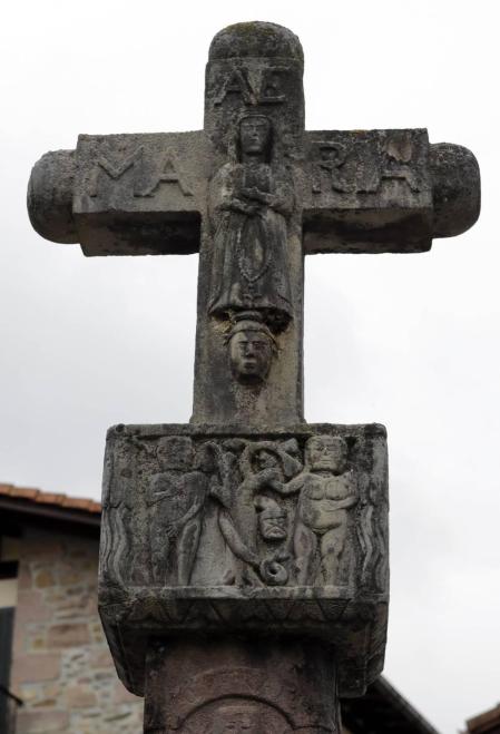 La localidad de Cinco Villas/Bortziriak esconde tras su belleza de postal una historia sorprendente y rica que va de la gestación de Euskaltzaindia al hogar del abuelo de José María Aznar. Lo material e inmaterial se dan la mano en este recorrido con Patxiku Elizagoien.