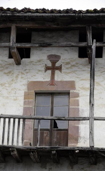 La localidad de Cinco Villas/Bortziriak esconde tras su belleza de postal una historia sorprendente y rica que va de la gestación de Euskaltzaindia al hogar del abuelo de José María Aznar. Lo material e inmaterial se dan la mano en este recorrido con Patxiku Elizagoien.