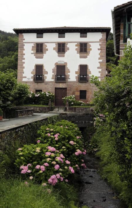 La localidad de Cinco Villas/Bortziriak esconde tras su belleza de postal una historia sorprendente y rica que va de la gestación de Euskaltzaindia al hogar del abuelo de José María Aznar. Lo material e inmaterial se dan la mano en este recorrido con Patxiku Elizagoien.