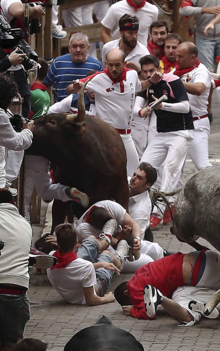 Imágenes del octavo encierro, protagonizado por los Miura