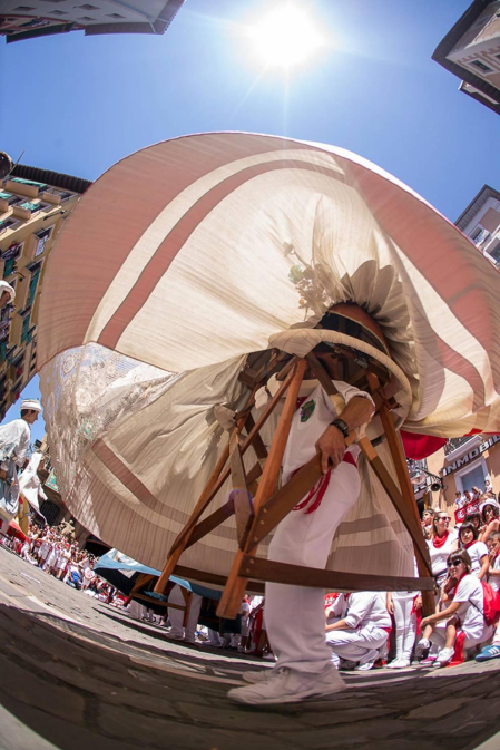 Imágenes de la despedida de los gigantes desde la plaza del Ayuntamiento de Pamplona.