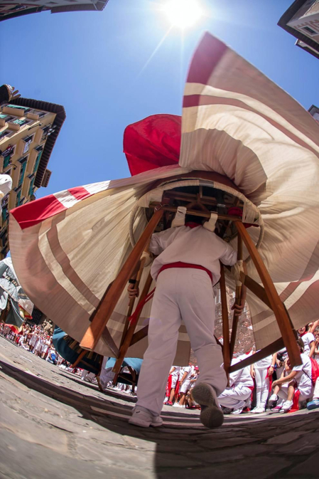 Imágenes de la despedida de los gigantes desde la plaza del Ayuntamiento de Pamplona.