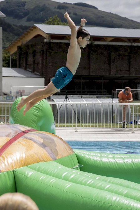 Imágenes de la comida joven y la fiesta en la pisicina en Elizondo