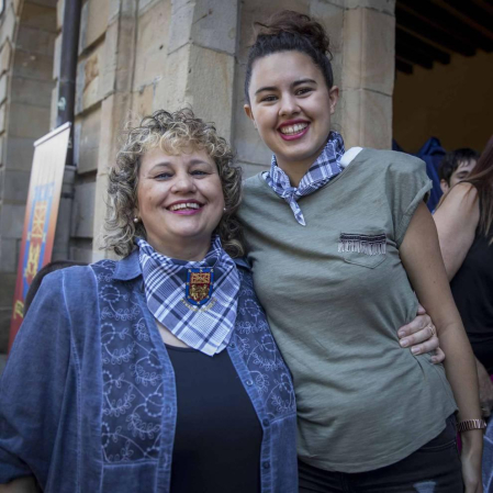 Imágenes del comienzo de las fiestas, cuyo cohete tiró la comparsa de gigantes.