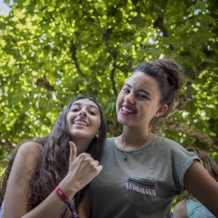 Imágenes del comienzo de las fiestas, cuyo cohete tiró la comparsa de gigantes.