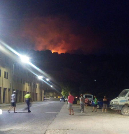 Las llamas afectaron al paraje de 'El Chorrón' y los Bomberos las controlaron antes de que llegaran a las viviendas.
