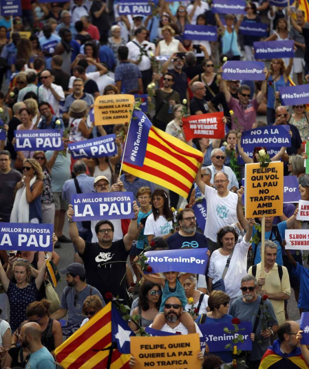El lema 'No tinc por' preside la manifestación por los atentados en Cataluña