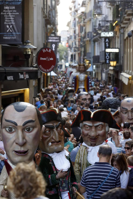 La Comparsa de Gigantes y Cabezudos de Pamplona sale a celebrar el Privilegio de la Unión