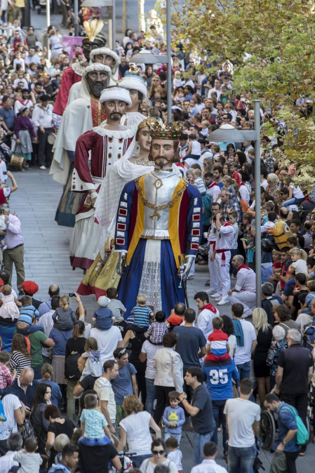 Los Gigantes y cabezudos bailaron en Pamplona con motivo de las fiestas de 2017.