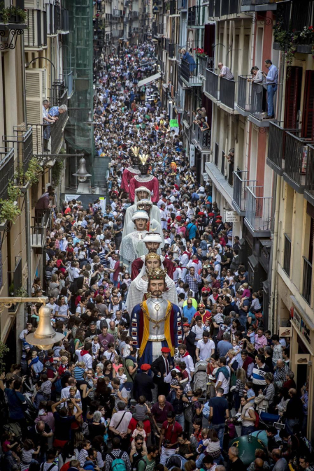Los Gigantes y cabezudos bailaron en Pamplona con motivo de las fiestas de 2017.