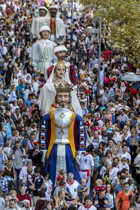 Los Gigantes y cabezudos bailaron en Pamplona con motivo de las fiestas de 2017.
