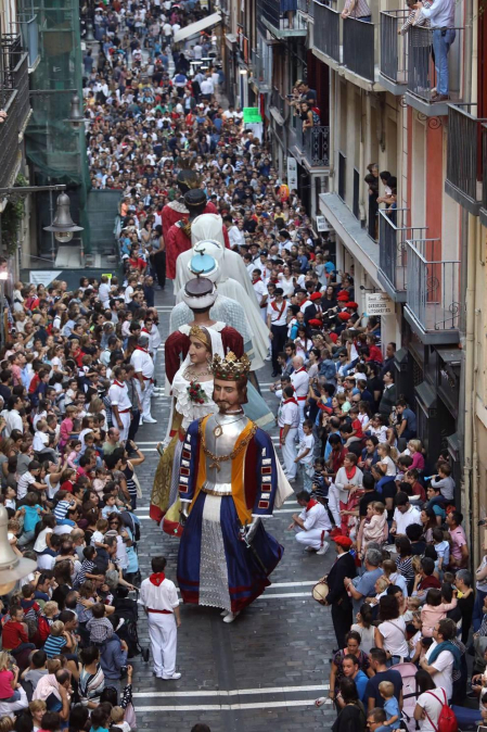 Los Gigantes y cabezudos bailaron en Pamplona con motivo de las fiestas de 2017.
