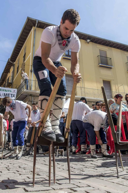 En la XXXIV edición de la Carrera de Layas de Puente la Reina, celebrada este domingo, participaron alrededor de 60 corredores