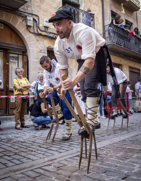 En la XXXIV edición de la Carrera de Layas de Puente la Reina, celebrada este domingo, participaron alrededor de 60 corredores