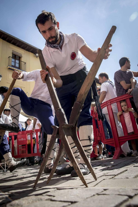En la XXXIV edición de la Carrera de Layas de Puente la Reina, celebrada este domingo, participaron alrededor de 60 corredores