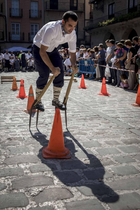 En la XXXIV edición de la Carrera de Layas de Puente la Reina, celebrada este domingo, participaron alrededor de 60 corredores